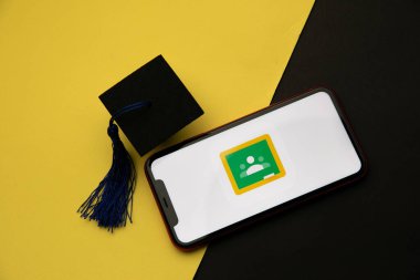 Tula, Rusya - 08 Nisan 2021: iPhone ekranında Google sınıf logosu