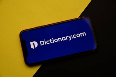 Tula, Rusya - 08 Nisan 2021: iPhone ekranında Dictionary.com logosu