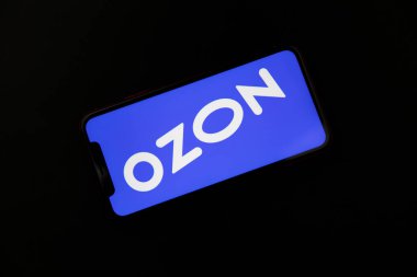 Tula, Rusya - 08 Nisan 2021: Ozon logosu iPhone ekranında