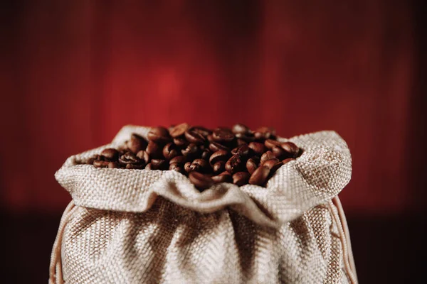 Granos de café negro en bolsa de primer plano — Foto de Stock