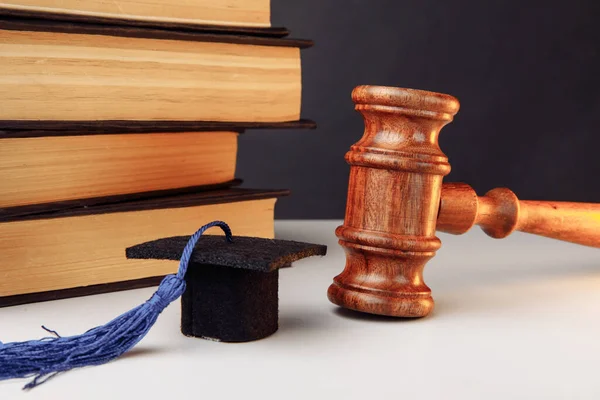 Ley o concepto de educación. Libros con gorra de graduación y martillo de madera de cerca — Foto de Stock