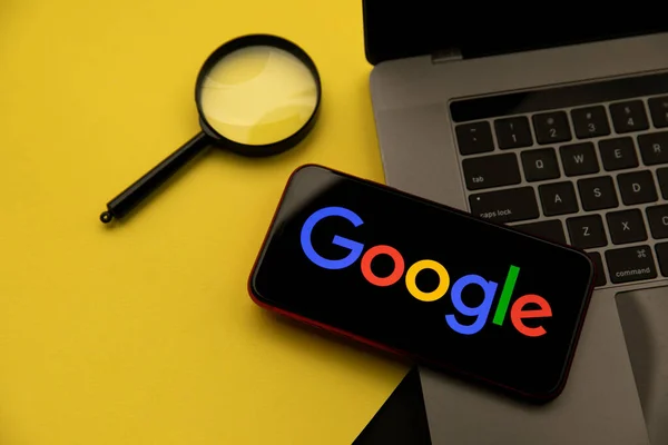 Tula, Rusia - 08 de abril 2021: logotipo de Google en la pantalla del iPhone — Foto de Stock