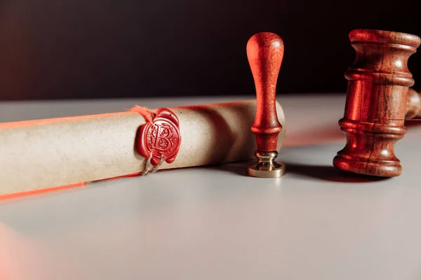 Scroll with wax seal stamp and gavel — Fotografia de Stock