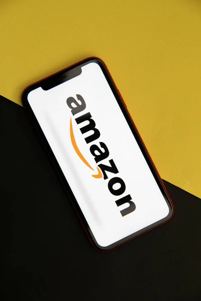 Tula, Rusia - 08 de abril de 2021: logotipo de Amazon en la pantalla del iPhone — Foto de Stock