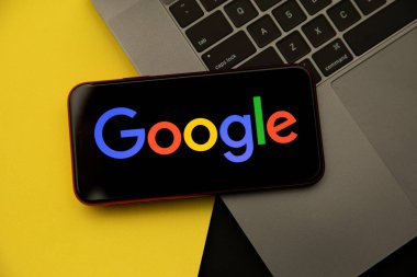 Tula, Rusya - 08 Nisan 2021: iPhone ekranında Google logosu