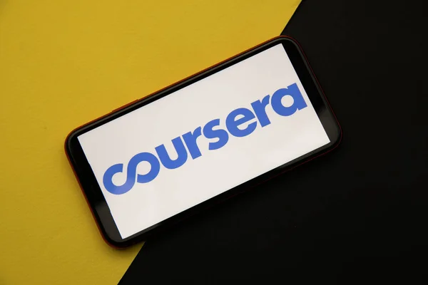 Tula, Rusko - 8. dubna 2021: Logo Coursera na displeji iPhone — Stock fotografie