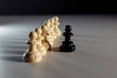 Piyon figürleri masada. Liderlik kavramı