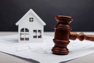 Beyaz Saray, çizim ve yargıç tokmağı yakın çekim. Hukuk ve inşaat kavramı