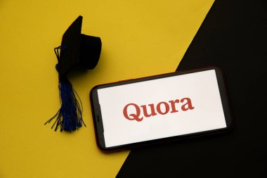 Tula, Rusya - 08 Nisan 2021: iPhone ekranında Quora logosu
