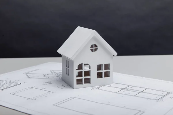 Modelo de casa sobre dibujo. Concepto de edificio y arquitecto — Foto de Stock