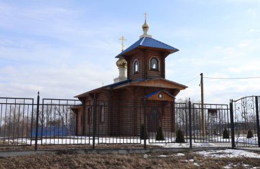 Küçük ahşap kilise, inisiyatifle inşa edilmiş ve köylüler pahasına. Bakhmet 'yevo, Tula bölgesi, Rusya - Mart 2020