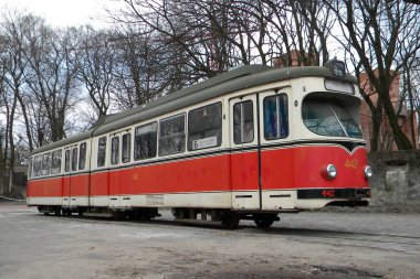 Kaliningrad, Rusya. Eski kırmızı tramvay tipi Duewag GT6. 1963 'te Düsseldorf, Almanya' da inşa edildi. Müze sergisi.