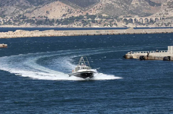 Pequeño Barco Motor Entrando Puerto Toda Velocidad — Foto de Stock