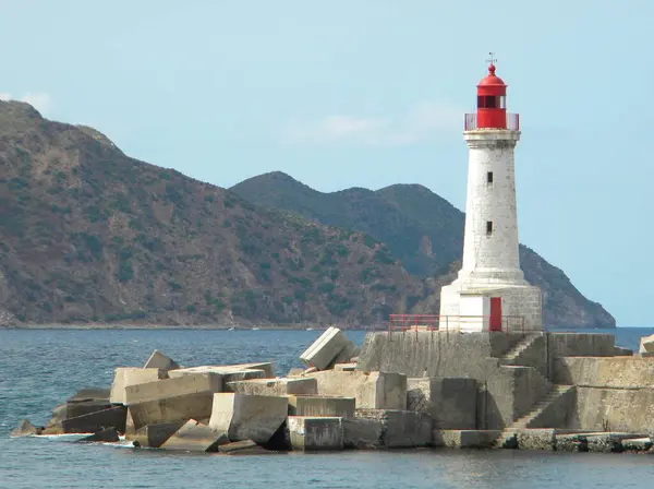 Ein Kleiner Weißer Leuchtturm Ende Der Buhne Und Berge Hintergrund — Stockfoto