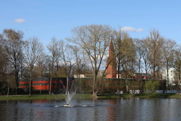 Sovetsk Kaliningrad Region Russia May 2021 View City Lake 湖心的喷泉和背景中基督复活天主教堂的尖塔 — 图库照片