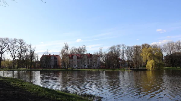 Sovetsk Kaliningrad Region Russia May 2021 City Lake View 岸上新建的公寓楼 图库照片