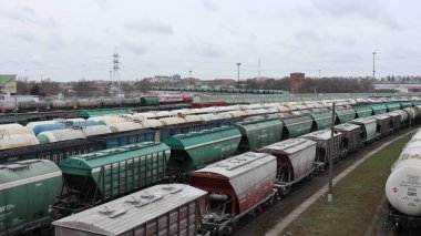 KALININGRAD, RUSSIA - Nisan 2021: Demiryolu istasyonundaki yük trenleri.