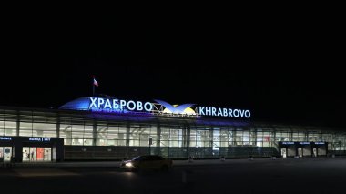 KALINGRAD, RUSSIA - Mayıs 2021: Khrabrovo Uluslararası Havalimanı adını Rus İmparatoriçesi Elizabeth Petrovna 'dan almıştır. Varış-kalkış terminalinin gece görüntüsü.