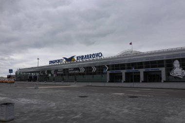 KALINGRAD, RUSSIA - Haziran 2020: Khrabrovo Uluslararası Havalimanı adını Rus İmparatoriçesi Elizabeth Petrovna 'dan almıştır. Varış-çıkış terminalinin görüntüsü.