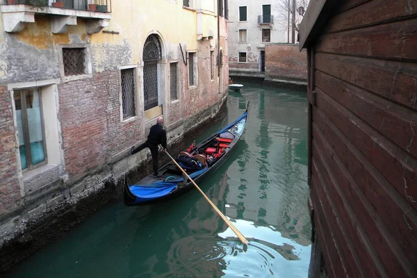 Venice Italy Gondolier Skips Oncoming Boat Narrow Channel — Stock Photo, Image