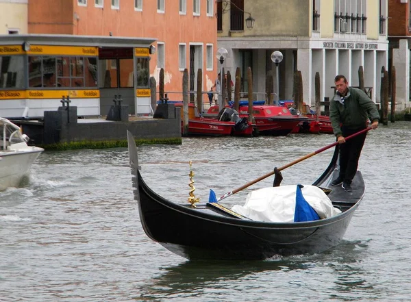 Venice Italy August 2014 Gondolier One Symbols City Venice — Stock Photo, Image