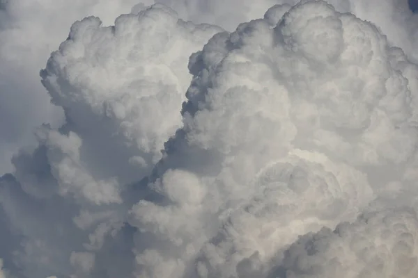 积雨云的特写镜头 背景图像 图库图片