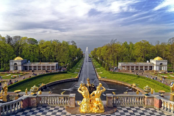 Grand canal kaskada i morze w peterhof, st petersburg, Rosja — Zdjęcie stockowe