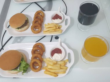 Akşam Yemeği Hamburgerci Patates Soğan halkaları KETCHUP MAYONNAISE COLA SK
