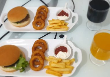 HAMBURGER COLA POTTO ONİON ÇALIYOR VE MAYONESIS SK3