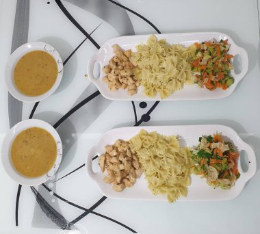 Akşam Yemeği Pasta Pastası Tavuk Salata SK