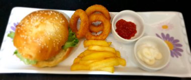 Hamburger Kızarmış Patates Kızarmış Soğan Halkası Ketçap Mayonez Sunum Tabağı SK5