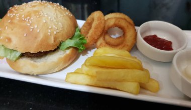 Hamburger Kızarmış Patates Kızarmış Soğan Halkası Ketçap Mayonez Sunum Tabağı SK8