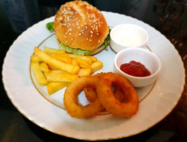 Hamburger Kızarmış Patates Kızarmış Soğan Halkası Ketçap Mayonez Sunum Tabağı SK13