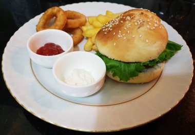 Hamburger Kızarmış Patates Kızarmış Soğan Halkası Ketçap Mayonez Sunum Tabağı SK15