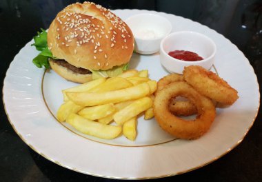 Hamburger Kızarmış Patates Kızarmış Soğan Halkası Ketçap Mayonez Sunum Tabağı SK17