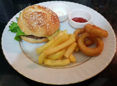 Hamburger Kızarmış Patates Kızarmış Soğan Halkası Ketçap Mayonez Sunum Tabağı SK18