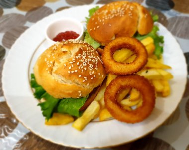 Hamburger Kızarmış Patates Kızarmış Soğan Halkası Ketçap Mayonez Sunum Tabağı SK25