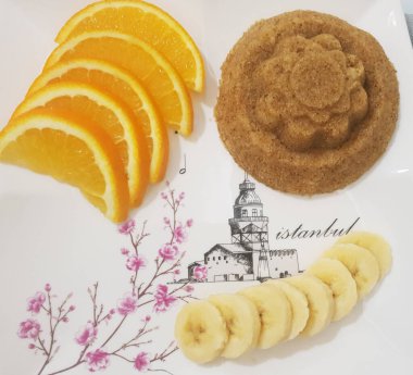 Meyve tabağı ve nefis bir lezzet. Mükemmel bir gökyüzü.