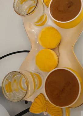 Kahveli, duble sıcak içki. Çok leziz, SK15.