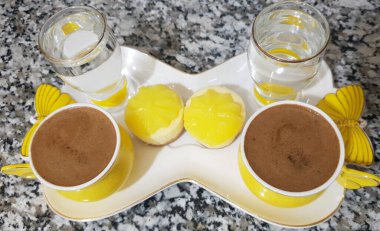 Kahveli, duble sıcak içki. Çok leziz, gökyüzü.