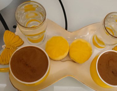 Kahveli, duble sıcak içki. Çok leziz, SK23.