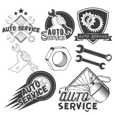 Vintage tarzda otomatik servis etiketleri Vektör seti. Araba tamir dükkanı afişleri. Beyaz arka planda izole edilmiş mekanik araçlar.