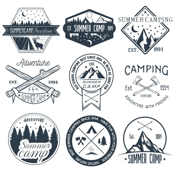 Conjunto vectorial de etiquetas de camping en estilo vintage. Campamento de verano aventura al aire libre concepto ilustración . — Vector de stock