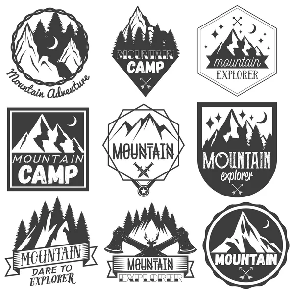 Conjunto vectorial de etiquetas de campamentos de montaña en estilo vintage. Campamento aventura al aire libre concepto ilustración . — Vector de stock