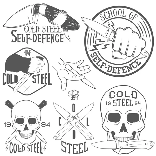 Conjunto de emblemas vectoriales con cráneo humano y cuchillo. Ilustración en estilo monocromo vintage . — Vector de stock