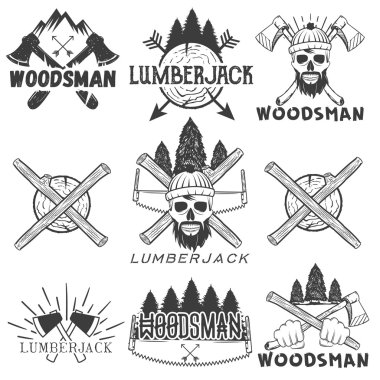 Vektör lumberjack logolar, amblemler, afişler, etiketler veya rozetler ayarlayın. Oduncu, kafatası, balta, yakacak odun, testere ve orman silueti ile monokrom izole illüstrasyon