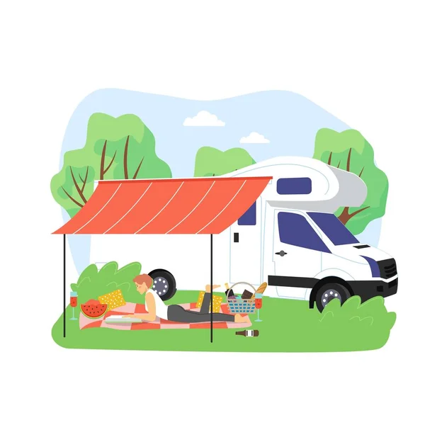 Scena barbecue estiva. Giovane donna che legge rivista sdraiata sulla coperta accanto al camper, illustrazione vettoriale piatta. — Vettoriale Stock