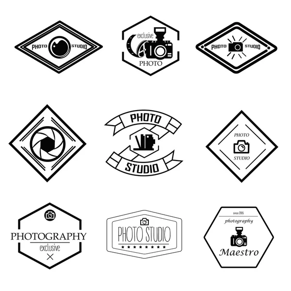 Conjunto vectorial de plantillas de fotografía y logotipo. Logotipos de estudio fotográfico, elementos de diseño. Etiquetas, emblemas, insignias, iconos — Archivo Imágenes Vectoriales