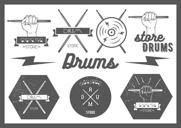 Векторный набор винтажных этикеток барабанов, эмблем и логотипа. Элементы музыкального дизайна барабан, барабанные палочки, рука, силки Лицензионные Стоковые Иллюстрации