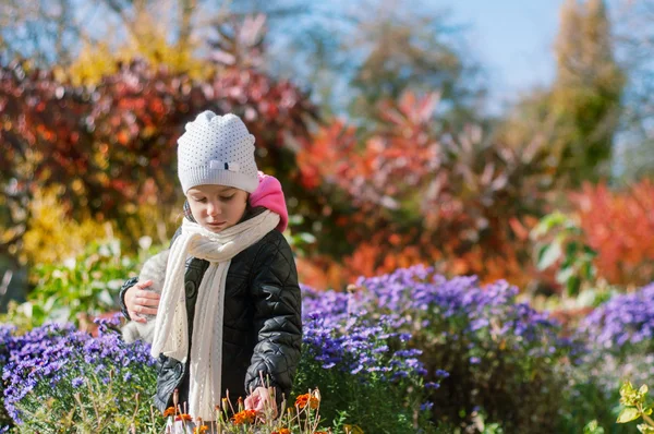 Meisje doorloopt de herfst kleurrijke tuin — Stockfoto